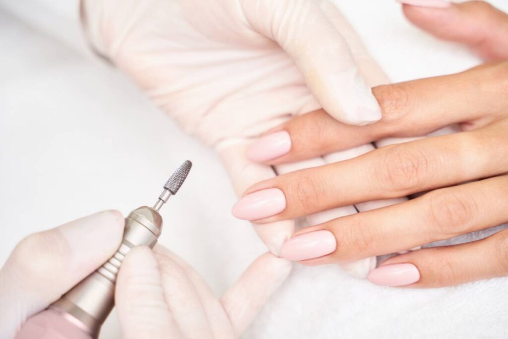 Du gel aux capsules : se former à l'onglerie depuis chez soi